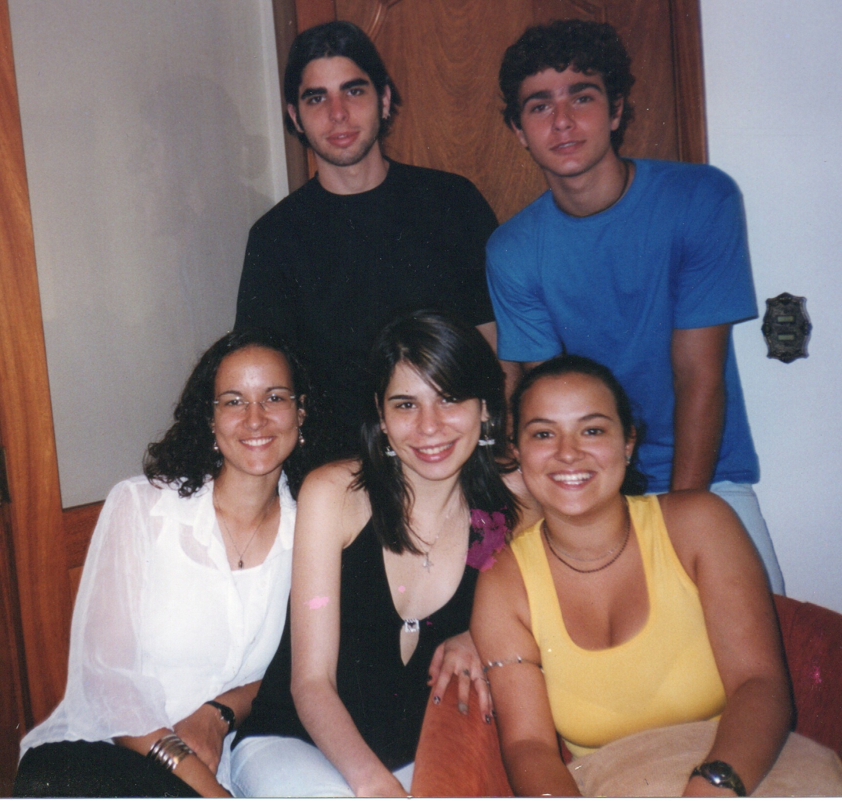 Junior, ..., Mirna, Bruna e Mayra